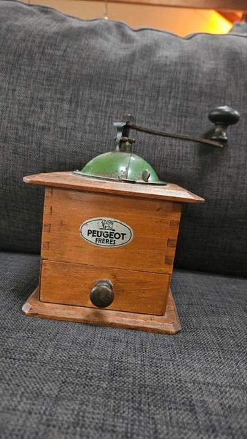 Antieke Peugeot Frères Koffiemolen beschikbaar voor biedingen