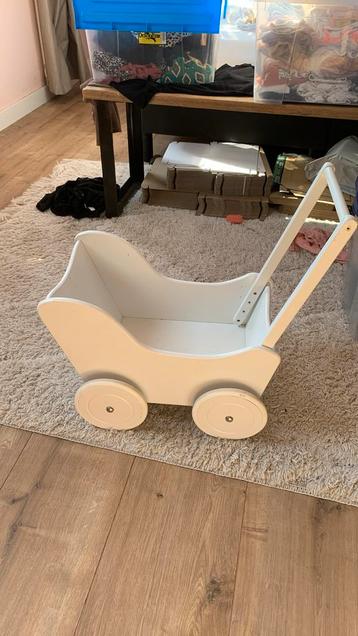 Stevige houten kinder poppenwagen beschikbaar voor biedingen