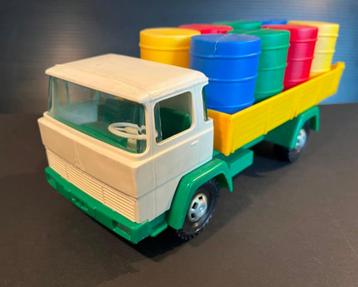 Magirus Deutz truck met vaten beschikbaar voor biedingen