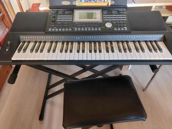 keyboard medeli a810, Muziek en Instrumenten, Keyboards, Zo goed als nieuw, 61 toetsen, Medeli, Aanslaggevoelig, Met standaard
