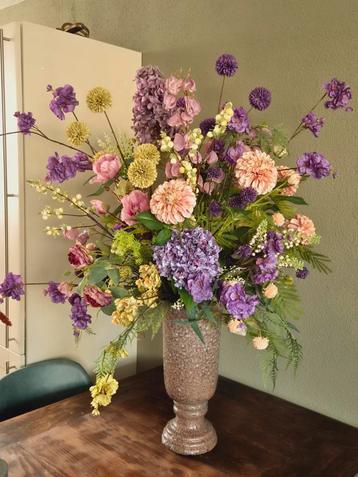 Grote zijde balie bloemstuk 2 X  1.15 m hoog 1 m Doorsnede  beschikbaar voor biedingen