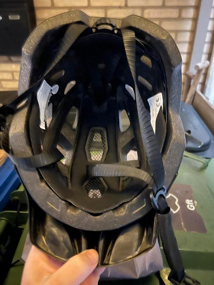 Fietshelm - Zo goed als nieuw, Fietsen en Brommers, Fietsaccessoires | Fietshelmen, Zo goed als nieuw, Heer of Dame, M, Ophalen