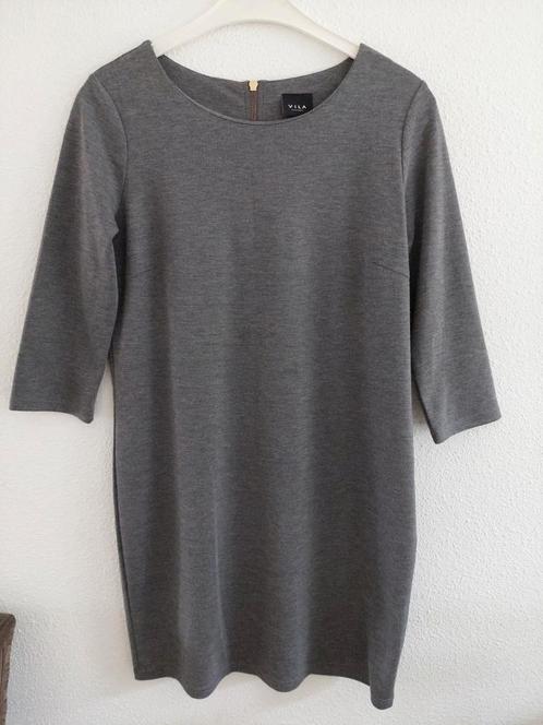 Jurk kniel.91cm 3/4mouw M Vila oksell.53cm grijs 1xGedragen, Kleding | Dames, Jurken, Nieuw, Maat 38/40 (M), Grijs, Knielengte