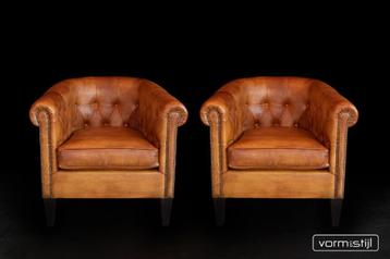 Gecapitonneerde chesterfield clubfauteuils in dik zadelleer beschikbaar voor biedingen