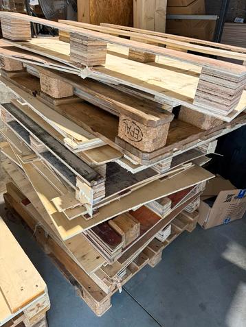 Gratis oud hout op te halen beschikbaar voor biedingen