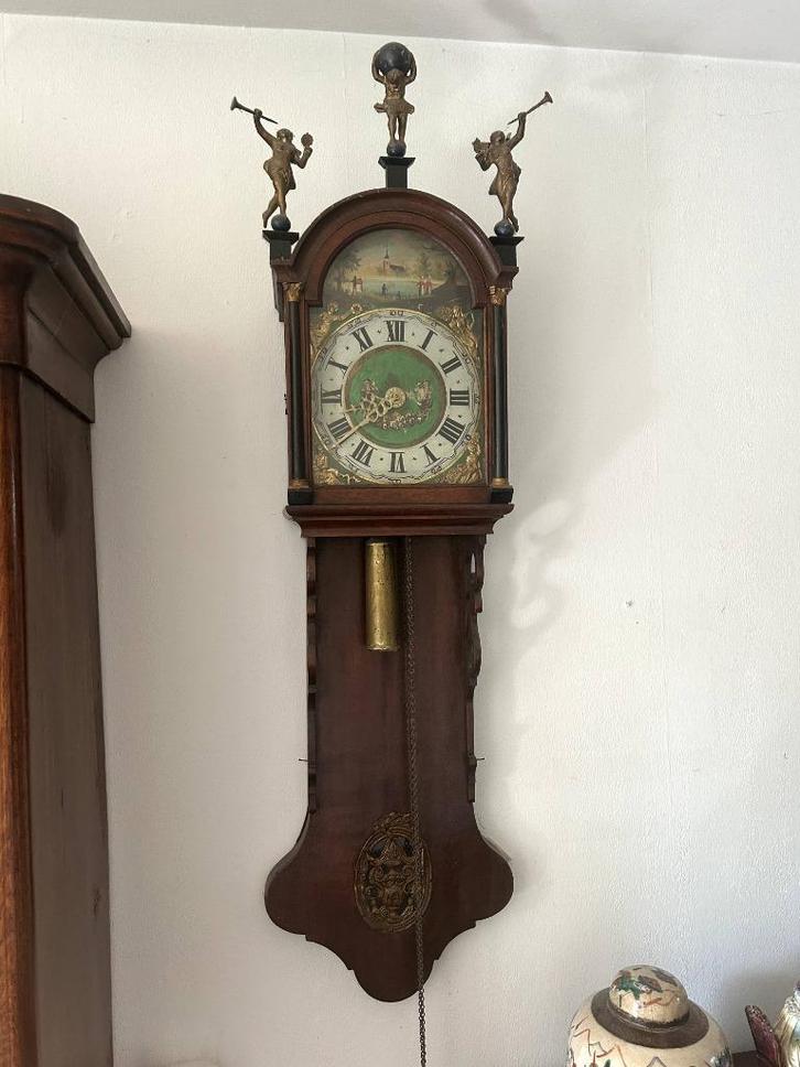 Antieke Friese staartklok met beschilderde wijzerplaat, Huis en Inrichting, Woonaccessoires | Klokken, Gebruikt, Wandklok, Analoog
