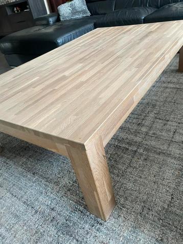 Licht eiken salontafel beschikbaar voor biedingen