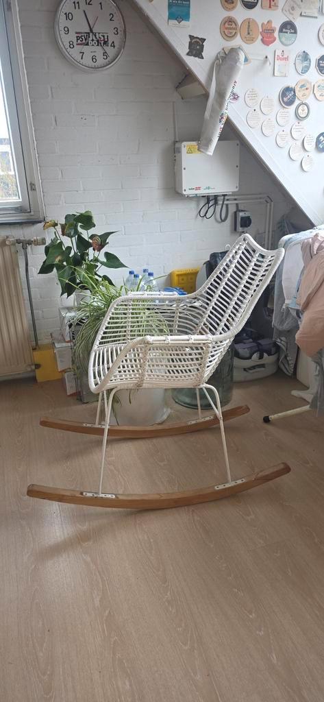 Witte Schommelstoel - Weinig Gebruikt, Huis en Inrichting, Fauteuils, Zo goed als nieuw, Metaal, Riet of Rotan, 50 tot 75 cm, 75 tot 100 cm