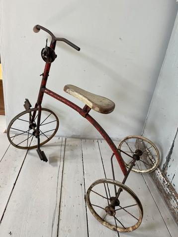 Decoratief zeer oud FIETSJE beschikbaar voor biedingen
