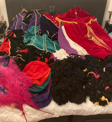 Compleet Sinterklaaspakket + 6 Pietenpakken + accessoires beschikbaar voor biedingen
