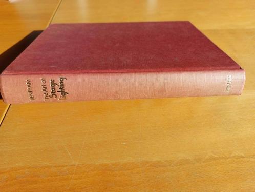 The art of Stage Lighting - hardcover., Boeken, Techniek, Gelezen, Installatietechniek, Ophalen of Verzenden