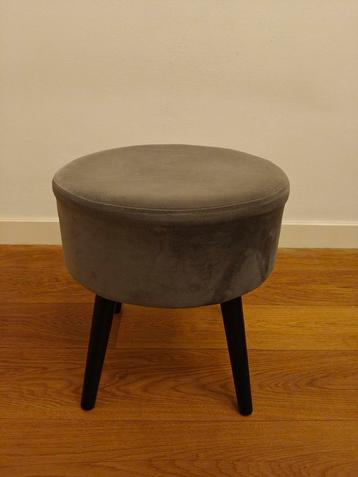 Grijze Stoffen Poef / Voetenbank beschikbaar voor biedingen