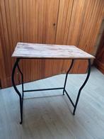 Bijzettafel met houten blad en gietijzeren frame, Huis en Inrichting, Tafels | Eettafels, Overige houtsoorten, Minder dan 50 cm