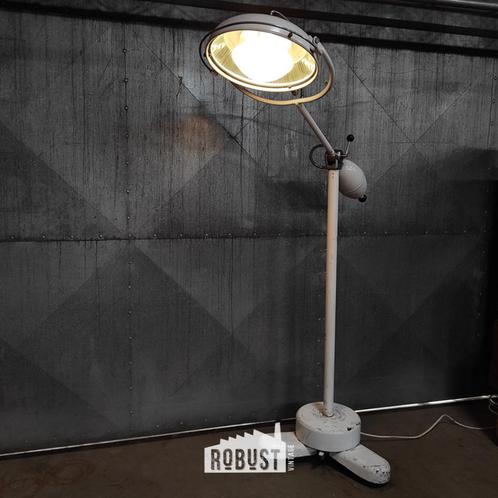 Scialytique BBT operatielamp | Franse vintage lamp op wielen, Huis en Inrichting, Lampen | Vloerlampen, Gebruikt, 200 cm of meer