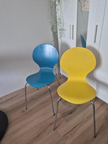 blauwe en gele multiplex en chromen stoelen beschikbaar voor biedingen