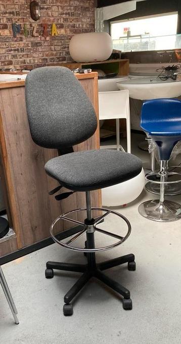 Balie stoel beschikbaar voor biedingen