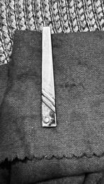 Zilveren dasspeld met glinsterend steentje modern design, Sieraden, Tassen en Uiterlijk, Broches, Ophalen of Verzenden, Zo goed als nieuw