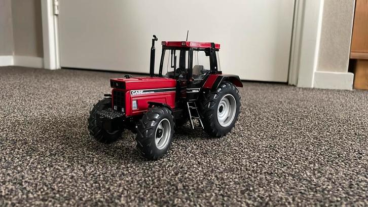 Case international 1255 XL, Hobby en Vrije tijd, Modelauto's | 1:32, Zo goed als nieuw, Tractor of Landbouw, Schuco, Ophalen