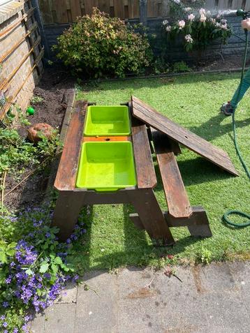 Zand-en watertafel met 1 bankje beschikbaar voor biedingen