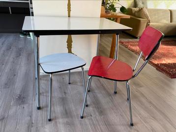 Vintage formica tafel met rode stoel en krukje 60 x 90 x 74 beschikbaar voor biedingen