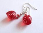 Vintage mooie kleine lucite aardbeitjes oorbellen, Sieraden, Tassen en Uiterlijk, Verzenden, Zo goed als nieuw, Hangers