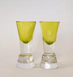 Antiek glas, borrelglas. Groen glas met massieve voet., Ophalen of Verzenden