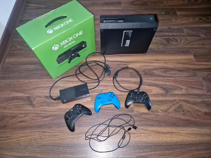 X Box One met 3 controllers, Spelcomputers en Games, Spelcomputers | Xbox One, Zo goed als nieuw, Xbox One, 500 GB, Met 3 controllers of meer