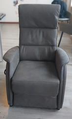 relaxfauteuil met sta-op functie in nieuwstaat, Huis en Inrichting, Ophalen, 75 tot 100 cm, Zo goed als nieuw, Leer