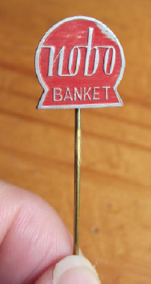 pin nobo banket rood ede speld speldje brood beschuit koek +, Verzamelen, Speldjes, Pins en Buttons, Gebruikt, Speldje of Pin