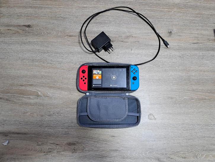Nintendo Switch + Lader & Hoesje, Spelcomputers en Games, Spelcomputers | Nintendo Switch, Gebruikt, Switch Original, Met 1 controller