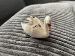 Schleich mooie zwemmende zwaan met drie jongen, Ophalen of Verzenden, Vogel, Beeldje of Figuurtje