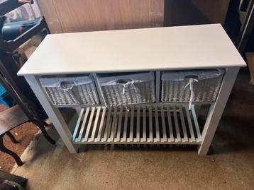 Witte sidetable met 3 manden beschikbaar voor biedingen