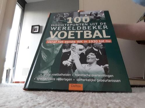 2 voetbalboeken te koop., Boeken, Sportboeken, Zo goed als nieuw, Balsport, Ophalen