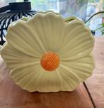 Bloemvormige vaas - Cozy Creations, Wit, Aardewerk of Porselein, Nieuw, Ophalen of Verzenden