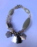 Armband groen-beige kralen met 4 zilverkleur bloem bedels, Gebruikt, Verzenden, Elastiek, Met bedels of kralen
