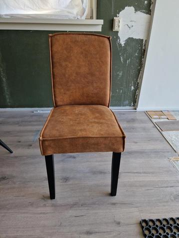 Twee eetkamerstoelen lederlook cognac beschikbaar voor biedingen