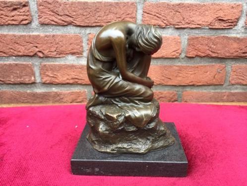 fraai bronzen beeldje, rustende schoonheid, Antiek en Kunst, Kunst | Beelden en Houtsnijwerken, Ophalen of Verzenden