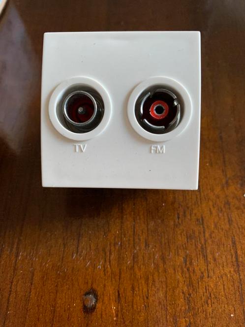 Hager WS2454 tehait wit. Aansluitpunt TV/FM 10db, Telecommunicatie, Overige Telecommunicatie, Nieuw, Ophalen of Verzenden