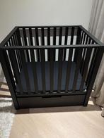 Zwarte box met lade, Kinderen en Baby's, Boxen, Ophalen, Gebruikt, Vierkant, In hoogte verstelbaar