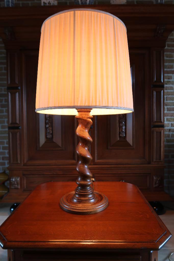 Mooie Tafellamp (stof) met getorste kolom Schemerlamp, Huis en Inrichting, Lampen | Tafellampen, Zo goed als nieuw, 50 tot 75 cm