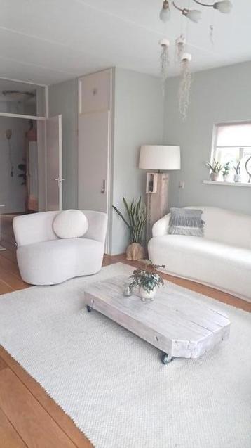 Lage tafel beschikbaar voor biedingen