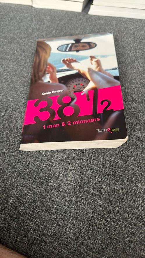 Xenia Kasper - 38 1/2, 1 man & 2 minnaars, Boeken, Romans, Zo goed als nieuw, Nederland, Ophalen