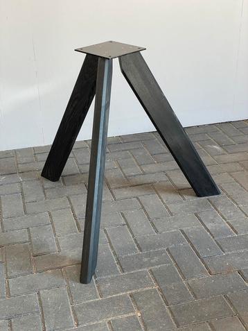 Massief eiken tafelonderstel beschikbaar voor biedingen