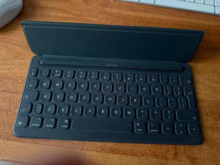 Apple iPad smart keyboard, Computers en Software, Tablet-hoezen, Zo goed als nieuw, Bescherming voor- en achterkant, 10 inch, Ophalen of Verzenden