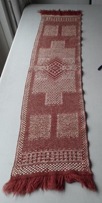 vintage wollen tafelkleedje (02) of loper voor op een dresso beschikbaar voor biedingen