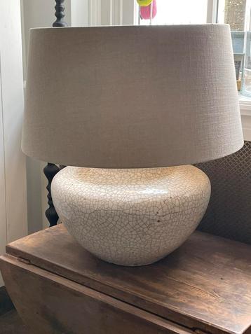 Lamp met linnen kap beschikbaar voor biedingen