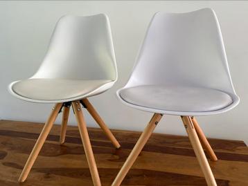1x Witte kuipstoelen met houten poten beschikbaar voor biedingen