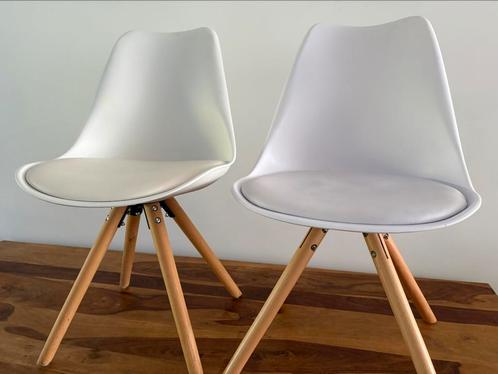1x Witte kuipstoelen met houten poten, Huis en Inrichting, Stoelen, Zo goed als nieuw, Wit, Ophalen