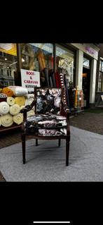 Elegante klassieke stoel met bloemenstof en houten frame, Overige kleuren, Ophalen of Verzenden, Breedstraat 7, Eén