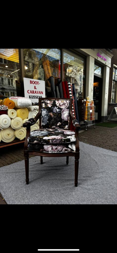 Elegante klassieke stoel met bloemenstof en houten frame, Huis en Inrichting, Stoelen, Nieuw, Eén, Hout, Stof, Overige materialen
